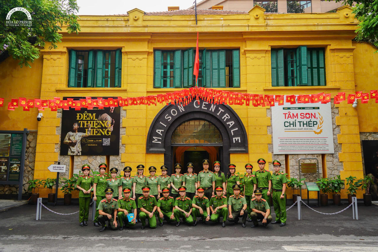 Cán bộ, chiến sĩ Cụm thi đua số 8 tại Di tích lịch sử Nhà tù Hỏa Lò trong chương trình sinh hoạt chính trị, giáo dục truyền thống.