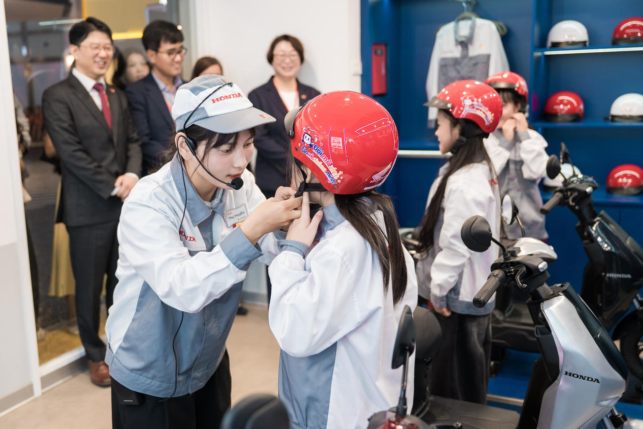 Honda Việt Nam hợp tác với KidZania Hà Nội ra mắt sân chơi trải nghiệm  “Trung tâm Công nghệ Xe máy điện Honda” dành cho trẻ em