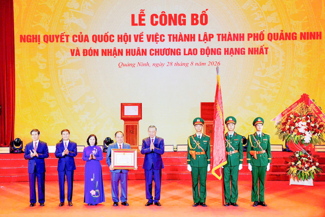 Tổng Bí thư, Chủ tịch nước Tô Lâm trao Huân chương Lao động hạng Nhất cho Đảng bộ, chính quyền và nhân dân thành phố Quảng Ninh. (Ảnh: Sở Văn hóa, Thể thao và Du lịch Quảng Ninh cung cấp)