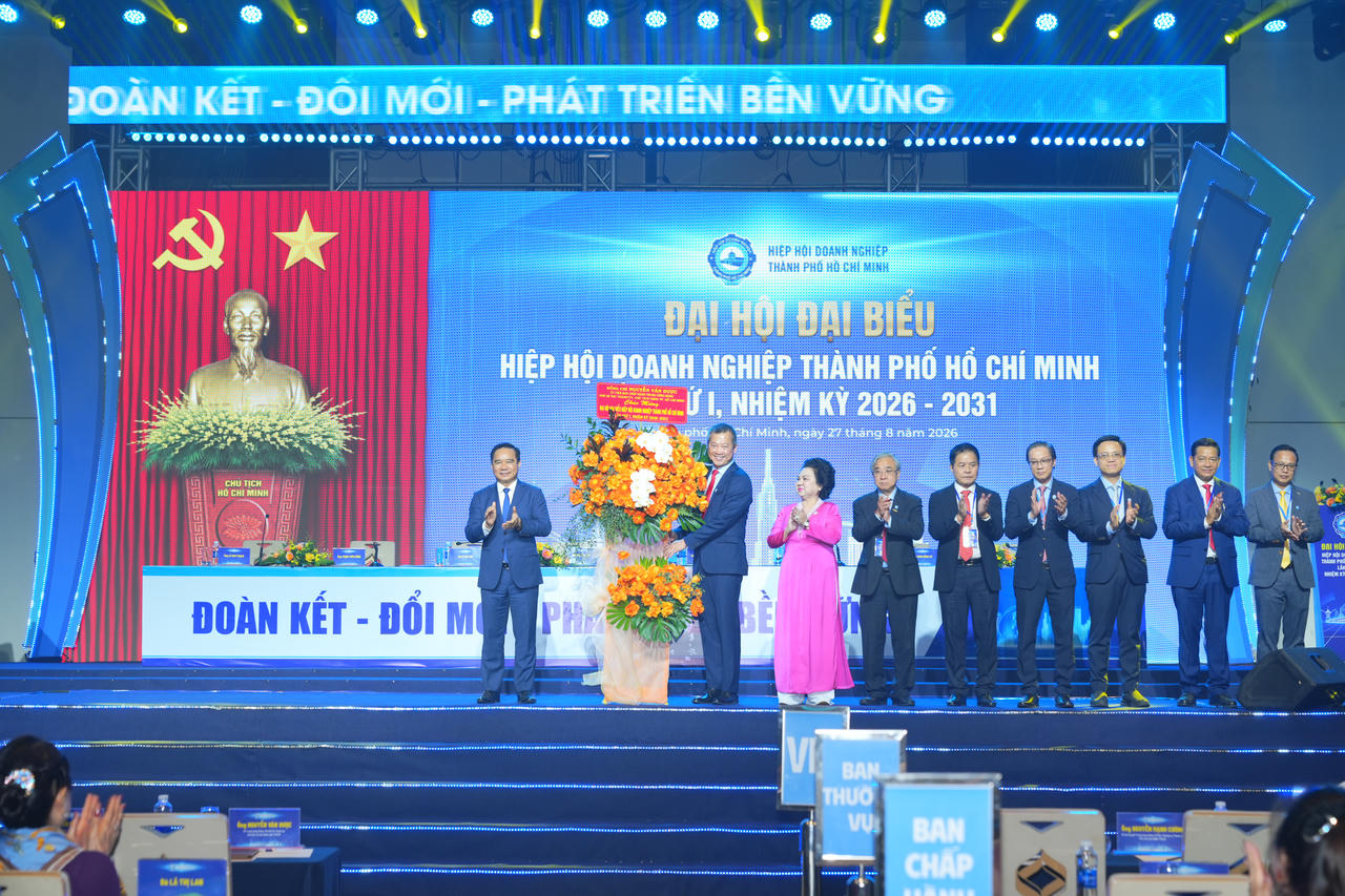 Ông Nguyễn Văn Được - Ủy viên Trung ương Đảng, Phó Bí thư Thành ủy, Chủ tịch UBND TPHCM tặng hoa chúc mừng Ban Chấp hành Liên đoàn