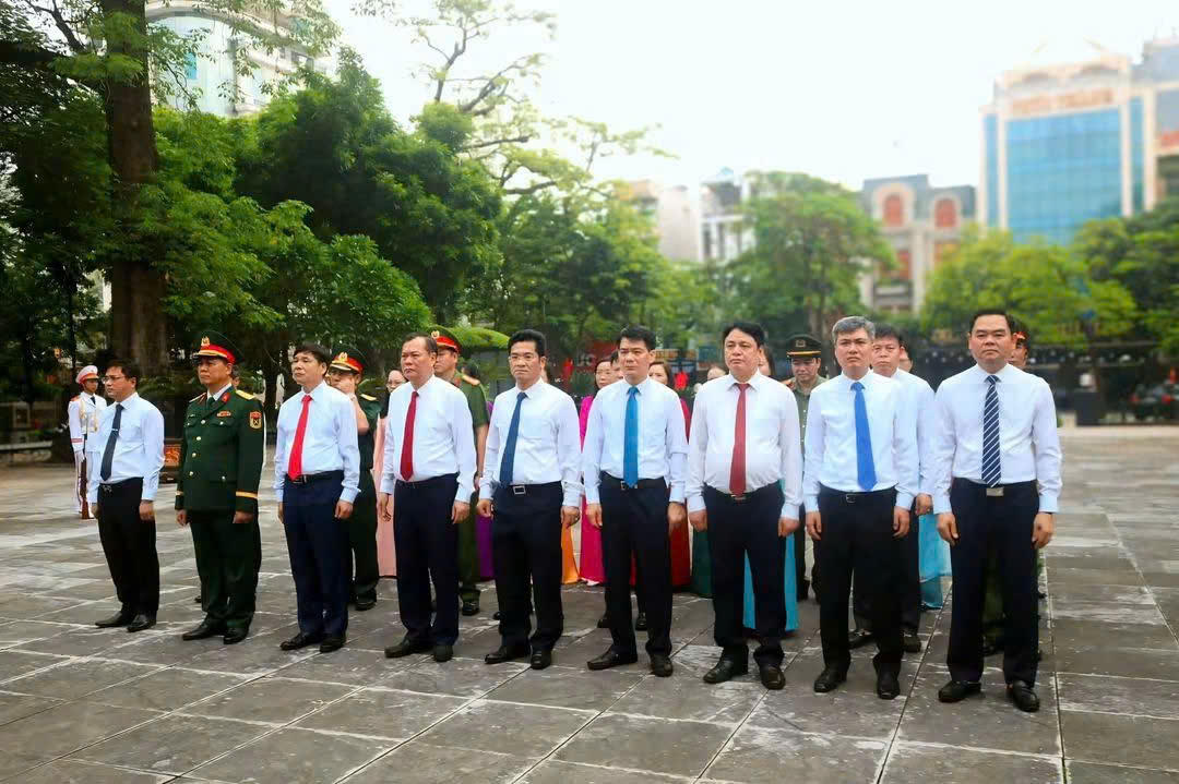 Đoàn đại biểu lãnh đạo tỉnh do ông Lê Quốc Chỉnh, Phó Bí thư Tỉnh ủy, Chủ tịch HĐND tỉnh làm Trưởng đoàn đã tới dâng hương tưởng niệm tại Đài tưởng niệm Liệt sĩ khu vực Nam Định (ảnh: Thu Phương)