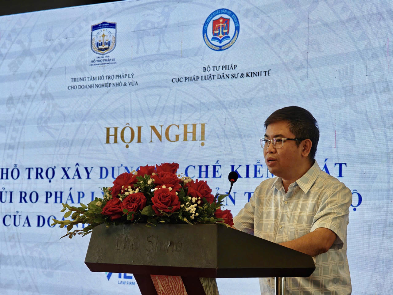 Ông Cao Đăng Vinh, Phó Cục trưởng Cục Pháp luật dân sự - kinh tế, Bộ Tư pháp phát biểu khai mạc hội nghị. (ảnh Thuỳ Linh)