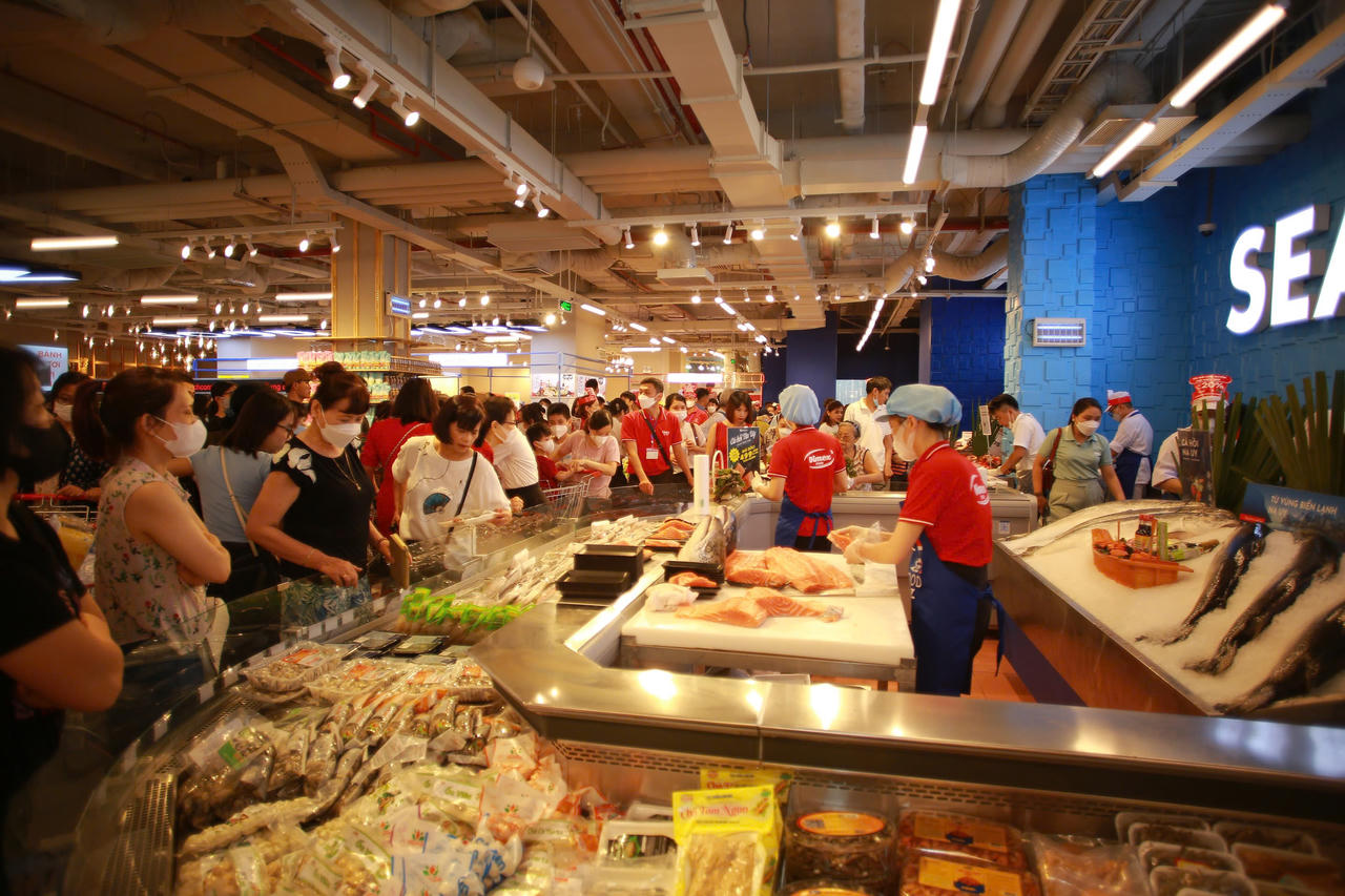 Hàng hóa tại WinMart dồi dào, nhiều chương trình giảm giá.