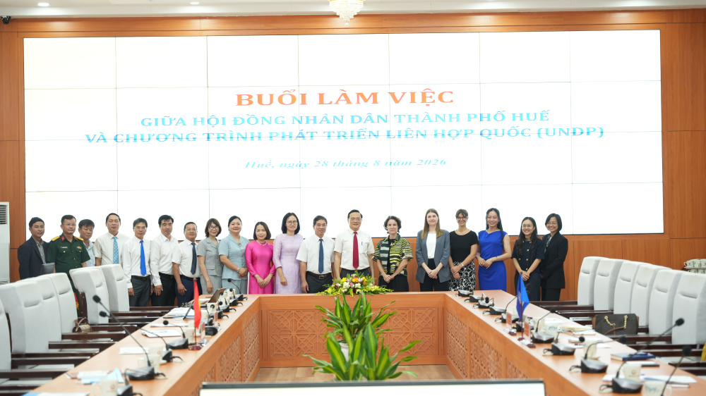 Đại biểu HĐND thành phố, đại diện lãnh đạo các sở, ban, ngành và Đoàn công tác UNDP chụp ảnh lưu niệm sau buổi làm việc. (Ảnh: UBND TP Huế)