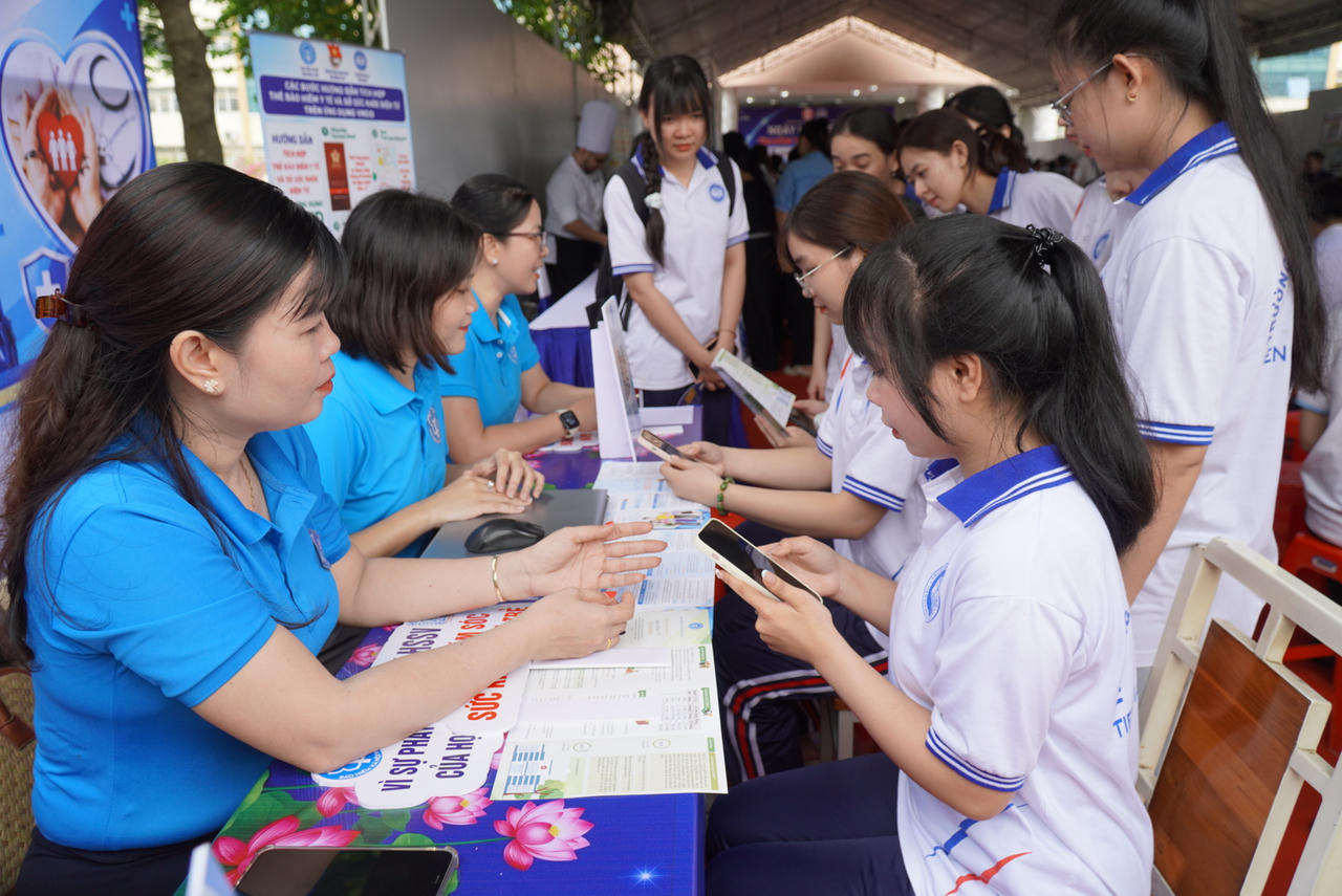 BHXH Đồng Tháp tư vấn chính sách BHYT HSSV tại Ngày hội việc làm