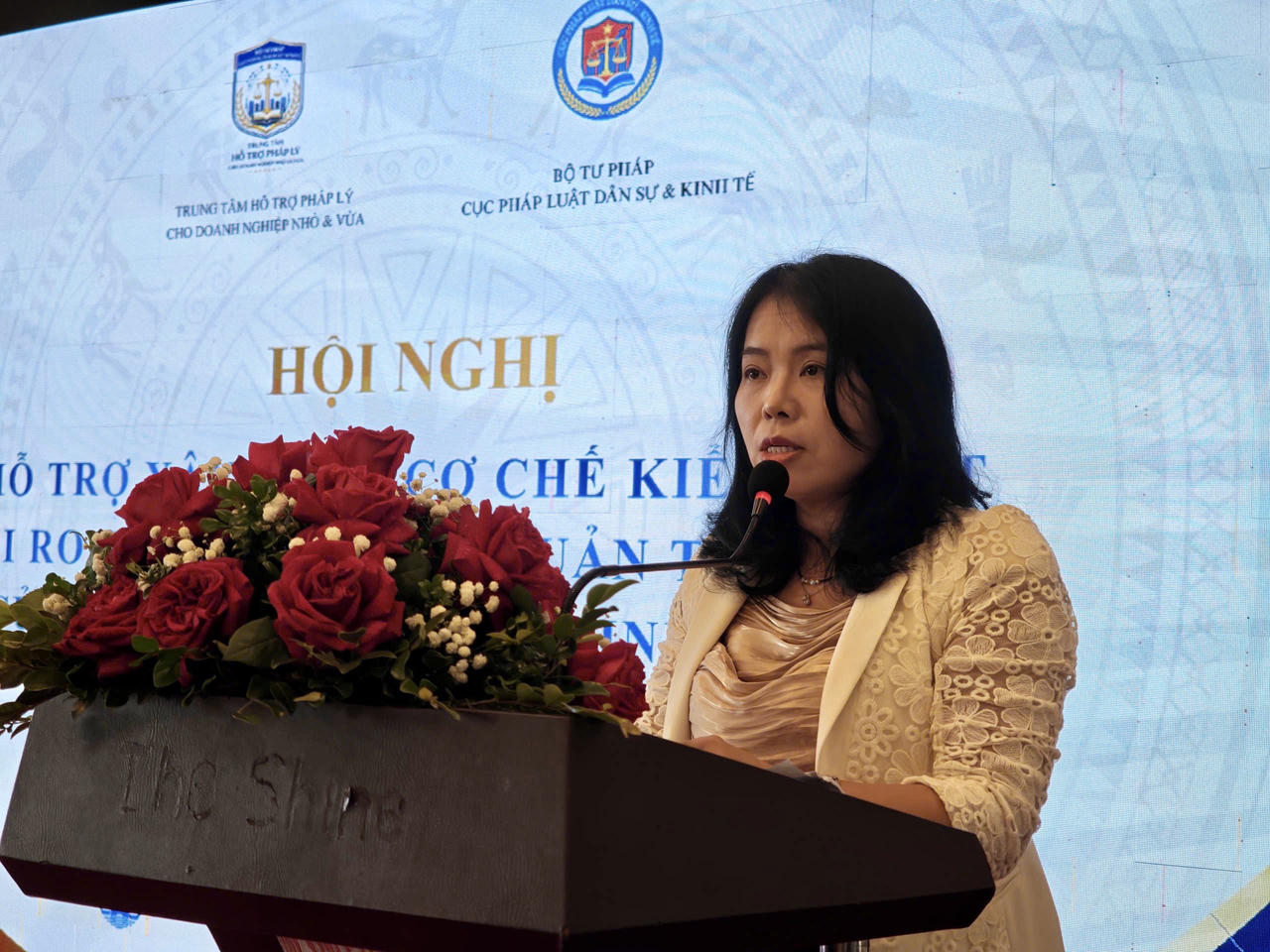 Bà Trịnh Thị Thúy Nga, Phó Giám đốc Trung tâm Hỗ trợ pháp lý cho doanh nghiệp nhỏ và vừa phát biểu tại hội nghị. (ảnh Thuỳ Linh)