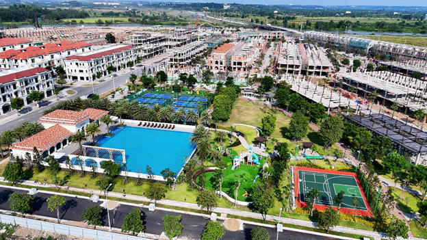 Aqua City đang được đẩy mạnh thi công hoàn thiện trong giai đoạn 2026 -2027, khoảng 4.000 kỹ sư, công nhân đang làm việc tại nhiều mũi thi công. Ảnh: Aqua City