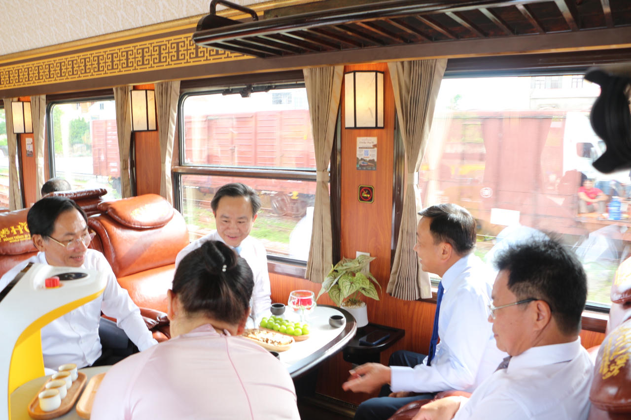 Các đại biểu trải nghiệm không gian tiện nghi trên toa VIP của đoàn tàu du lịch “Phong Nha - Cố đô Huế: Hành trình di sản thế giới”. (Ảnh: Minh Phương)