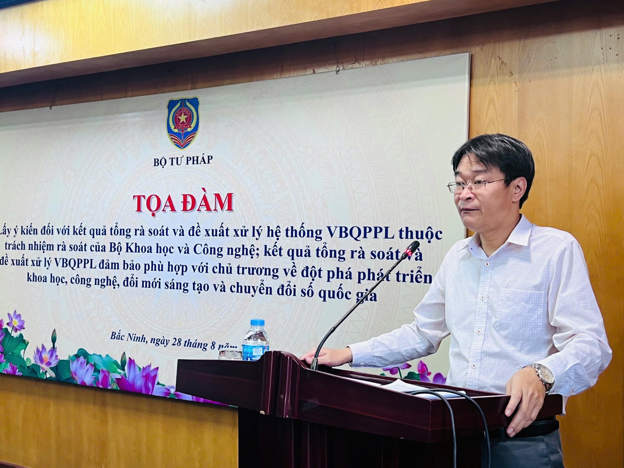 Ông Hoàng Xuân Hoan Phó Cục trưởng Cục Kiểm tra văn bản và Tổ chức thi hành pháp luật, Bộ Tư pháp phát biểu tại Toạ đàm (Ảnh Huy Nguyễn)