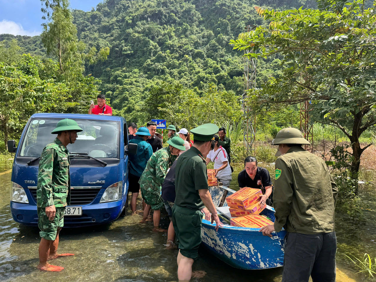 Biên phòng Hải Phòng trao quà hỗ trợ người dân vùng ngập lụt sau bão số 4