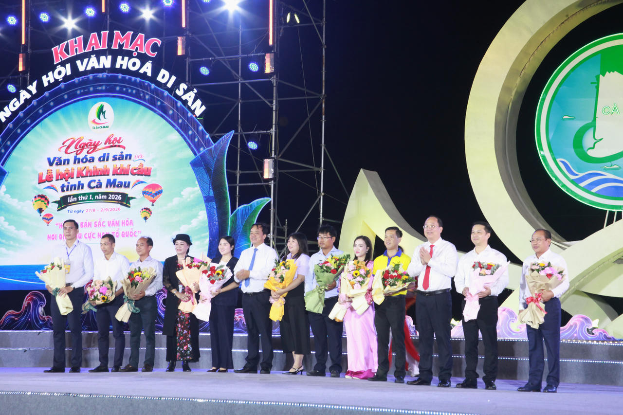 Ông Nguyễn Hồ Hải - Ủy viên BCH TW Đảng, Bí thư Tỉnh ủy, Trưởng Đoàn đại biểu Quốc hội tỉnh Cà Mau (bên phải) và ông Huỳnh Quốc Việt - Phó Bí thư Thường trực Tỉnh ủy Cà Mau, tặng hoa, thư cảm ơn các đơn vị tài trợ (Ảnh: T.N).