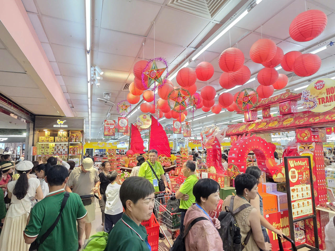 WinMart được trang trí bắt mắt, thu hút nhiều khách hàng mua sắm.