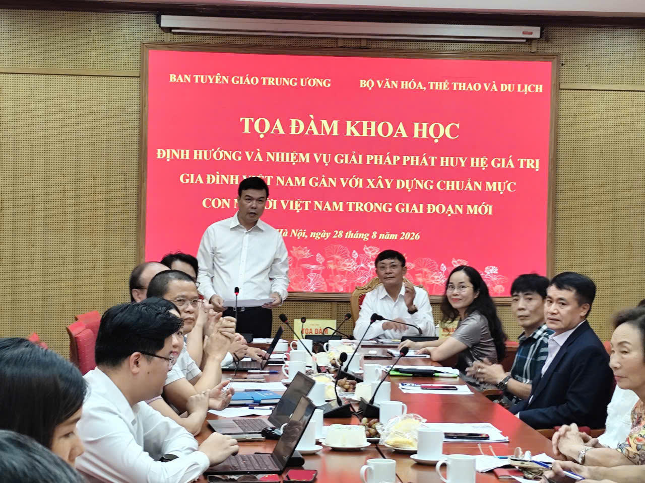 Ông Vũ Hồng Huy, Phó Vụ trưởng Vụ Y tế và Thể thao, Ban Tuyên giáo trung ương phát biểu khai mạc tọa đàm (Ảnh trong bài PV)