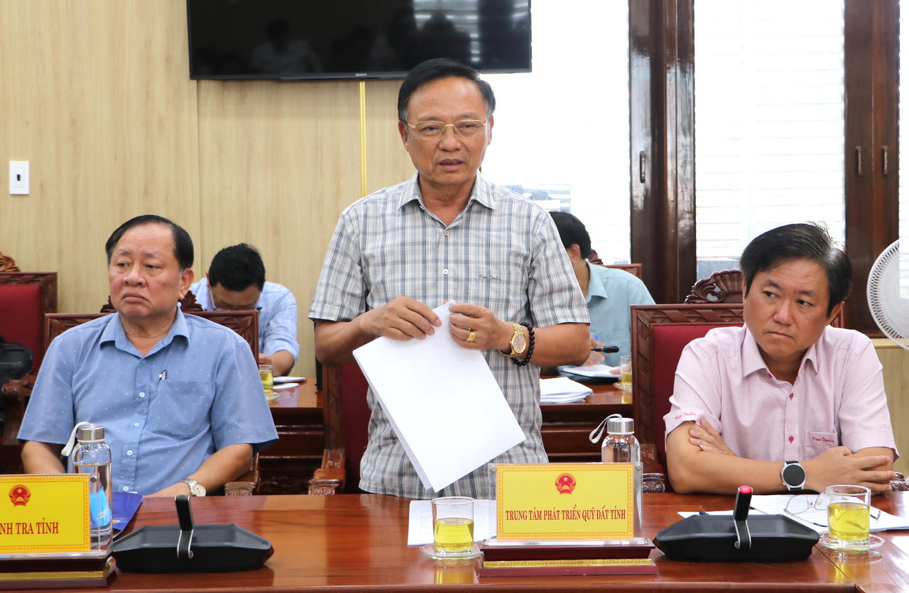 Đại diện Trung tâm Phát triển quỹ đất tỉnh Quảng Ngãi cho biết, hiện đơn vị đang làm chủ đầu tư 58 dự án (ảnh Vân Anh)