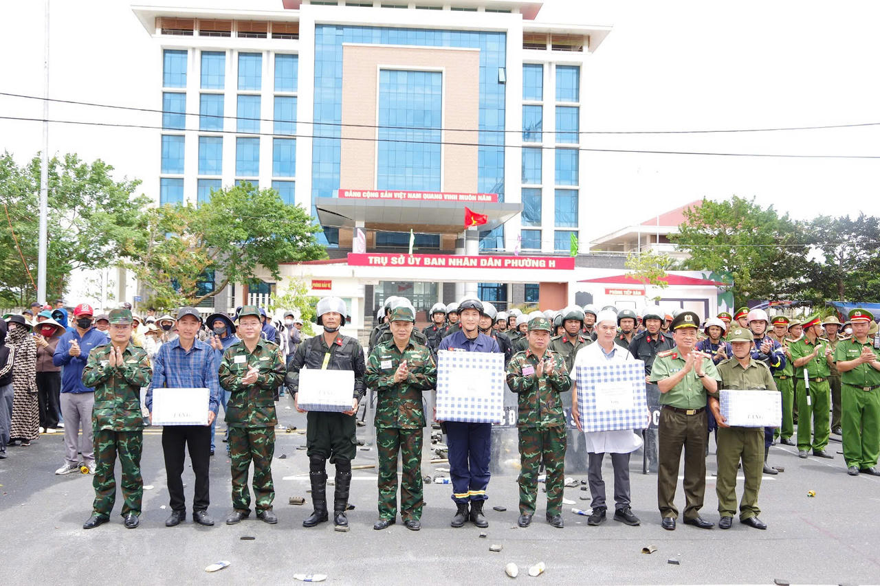Ban Chỉ đạo diễn tập tỉnh và lãnh đạo phường Đông Hà và xã Nam Cửa Việt tặng quà, động viên các lực lượng tham gia thực binh A2. (Ảnh: Xuân Diện)
