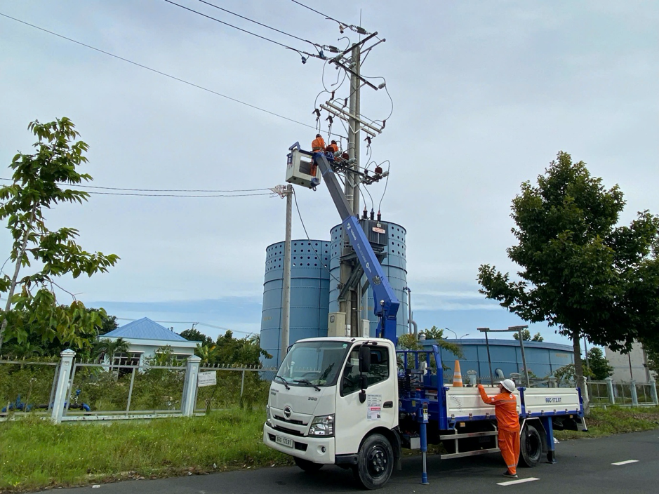 Công ty Điện lực Đồng Tháp tăng cường công tác kiểm tra lưới điện trước kỳ nghỉ lễ 2/9. Ảnh: Trọng Trí