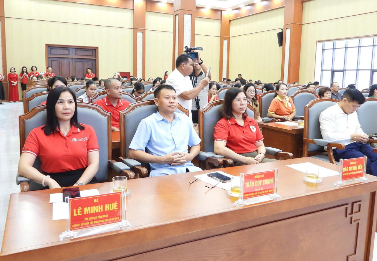 Quảng Ninh: Tặng quà học sinh có hoàn cảnh đặc biệt trước thềm năm học mới