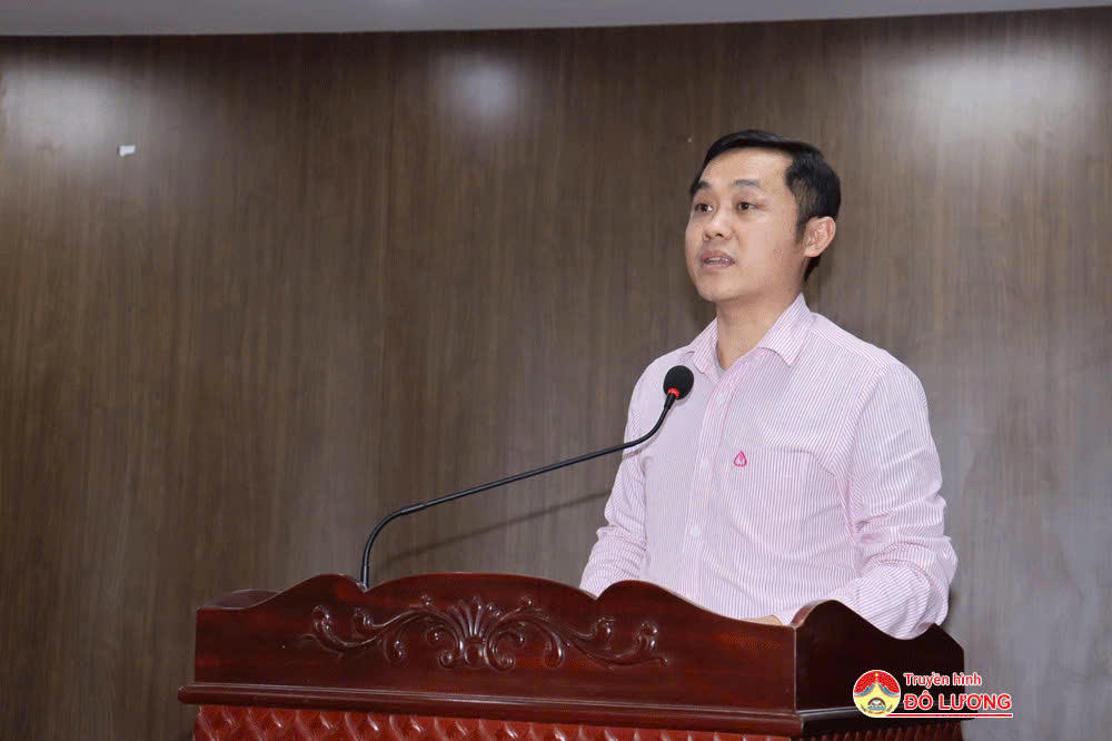 Bí thư Chi bộ, Giám đốc NHCSXH Đô Lương, ông Lê Quang Hiếu phát biểu tại cuộc họp Ban đại diện HĐQT - NHCSXH xã Đô Lương mới.