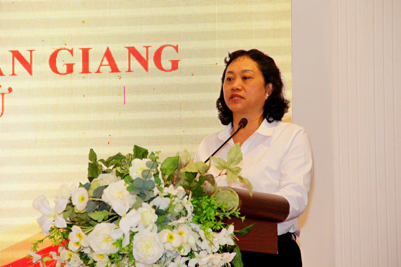 Chánh án TAND khu vực 2 – An Giang Phạm Thị Kim Thoa trình bày tham luận