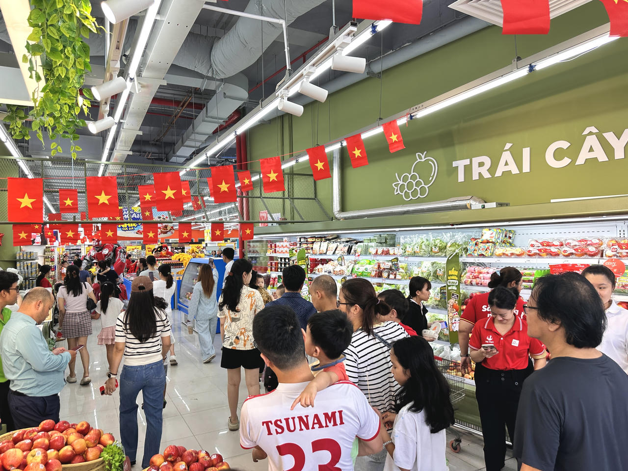 Đông đảo khách hàng mua sắm tại hệ thống WinMart