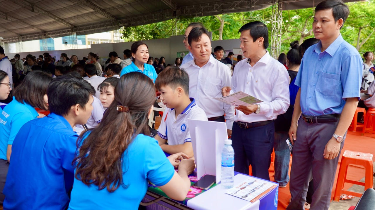  Lãnh đạo trường Đại học Tiền Giang, lãnh đạo Trung tâm Dịch vụ việc làm tỉnh Đồng Tháp đến tham quan gian hàng của BHXH tỉnh Đồng Tháp. Ảnh Kim Ngân