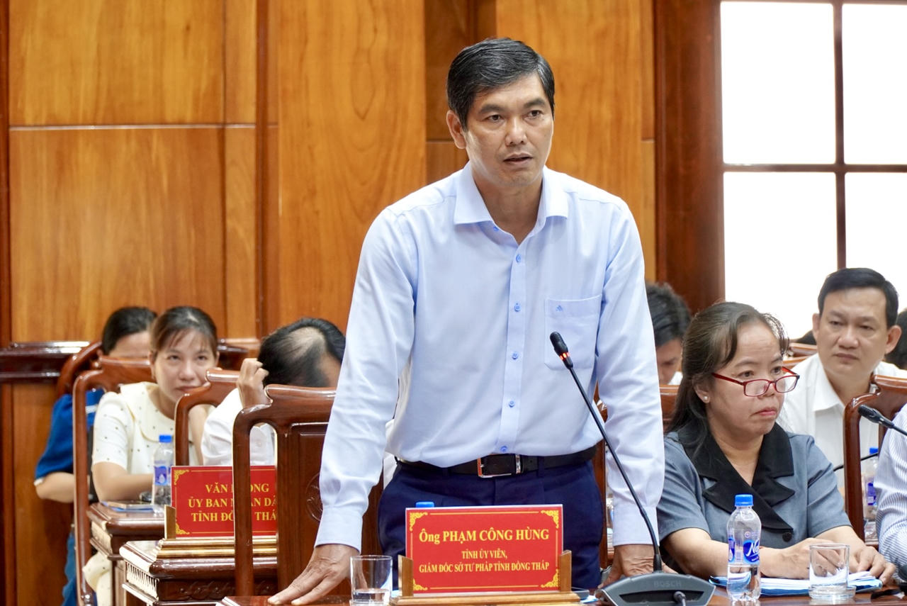 Giám đốc Sở Tư pháp Phạm Công Hùng báo cáo trước Đoàn Công tác Bộ Tư pháp. Ảnh: Kim Ngân.