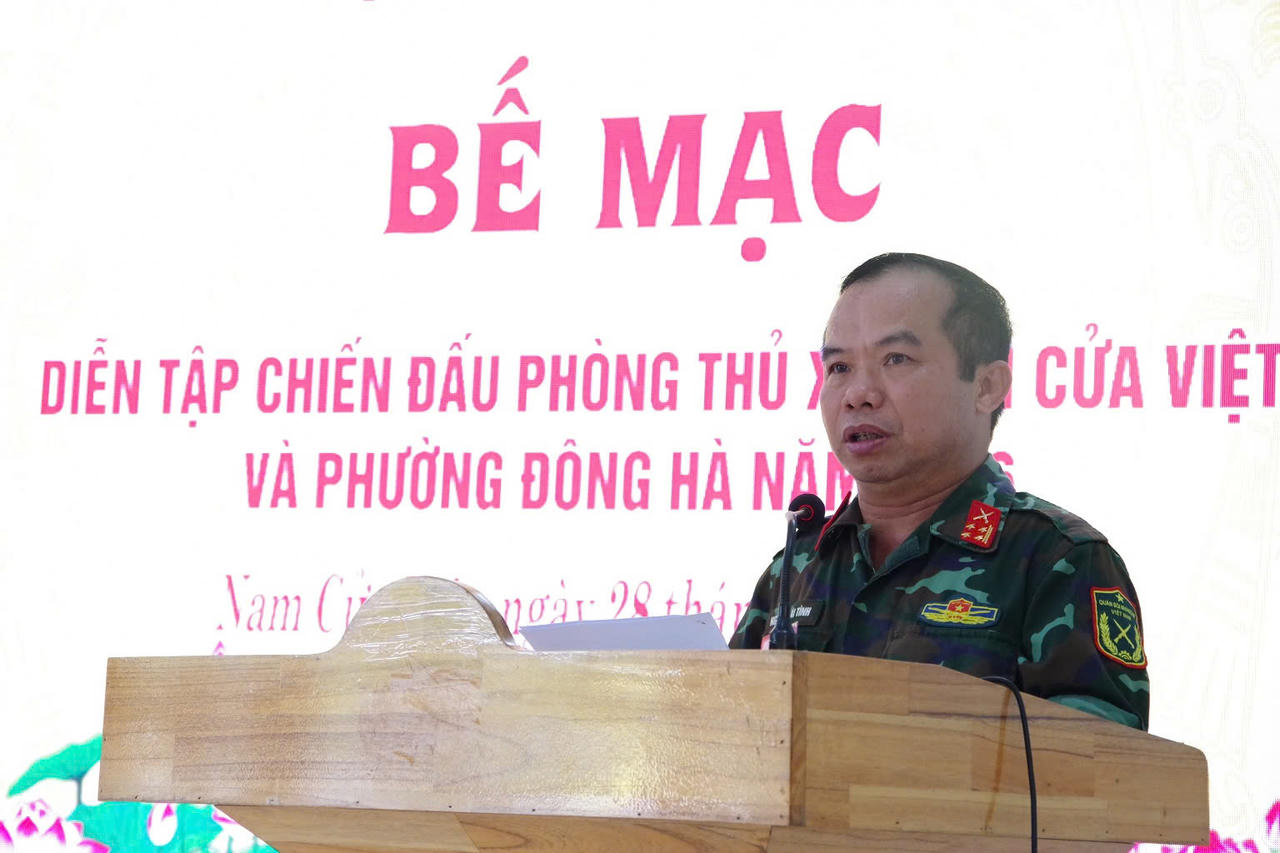 Đại tá Nguyễn Tài Tình, Ủy viên Ban Thường vụ Đảng ủy Quân sự tỉnh, Phó Chỉ huy trưởng - Tham mưu trưởng Bộ CHQS tỉnh, Phó Trưởng Ban Thường trực Ban Tổ chức, Tổng Đạo diễn diễn tập Đánh giá kết quả diễn tập. (Ảnh: Xuân Diện)
