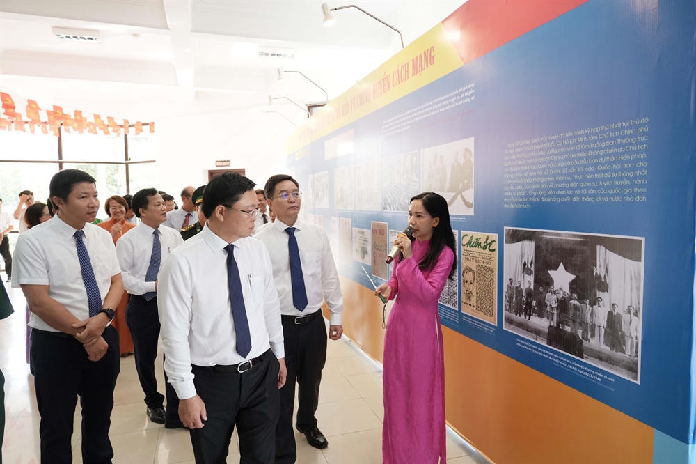 Triển lãm “Chủ tịch Hồ Chí Minh với những mốc lịch sử năm 1946” là dịp để Nhân dân và du khách tri ân công lao to lớn của Chủ tịch Hồ Chí Minh và các thế hệ cha anh. (Ảnh: Minh Hiếu) 