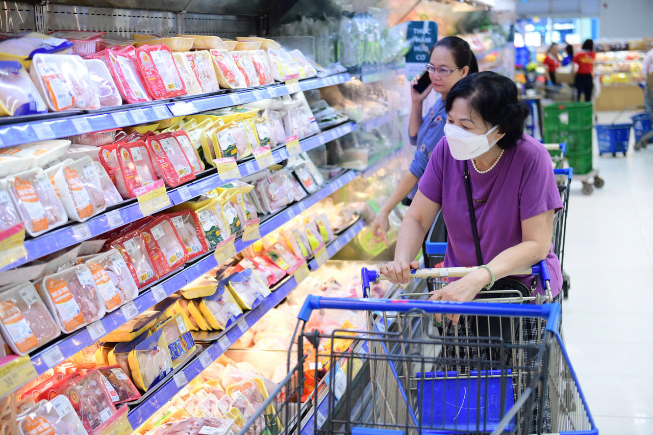 Các chương trình khuyến mãi được triển khai đa dạng mỗi ngày, cùng với việc phục vụ xuyên lễ, giúp đáp ứng nhu cầu mua sắm tăng cao. Ảnh: Saigon Co.op