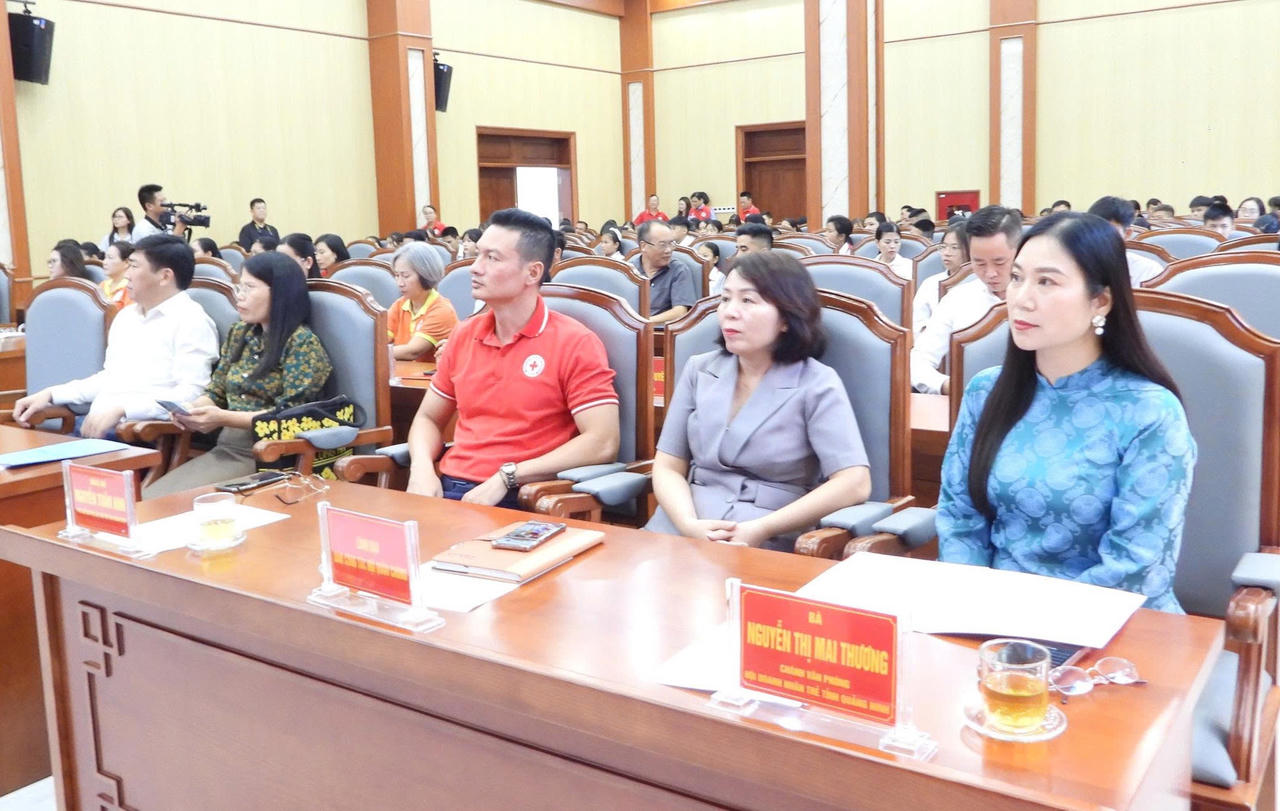 Quảng Ninh: Tặng quà học sinh có hoàn cảnh đặc biệt trước thềm năm học mới