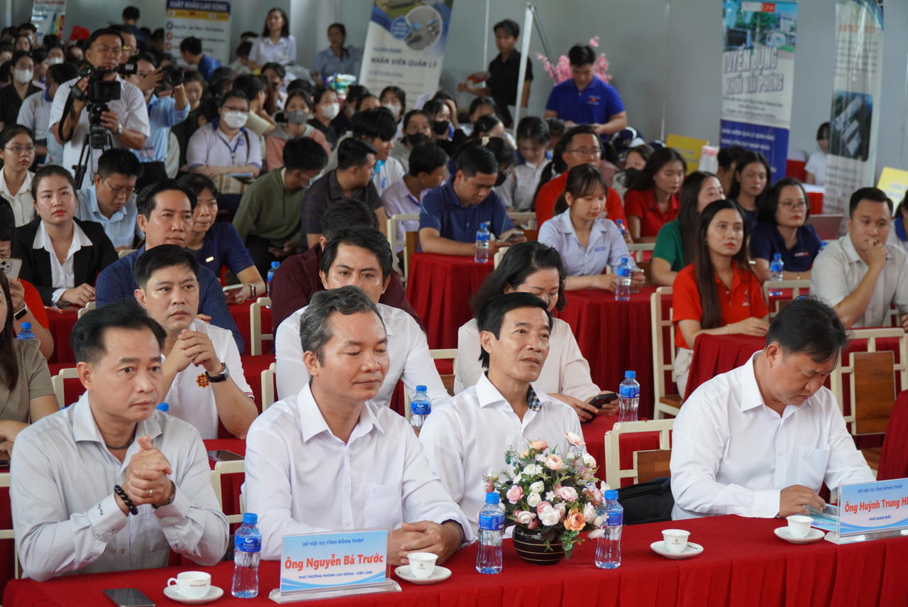 Ông Võ Oanh Liệt - Phó Giám đốc BHXH tỉnh Đồng Tháp tham dự Ngày hội việc làm năm 2026 (thứ 2 từ phải sang). Ảnh: Kim Ngân