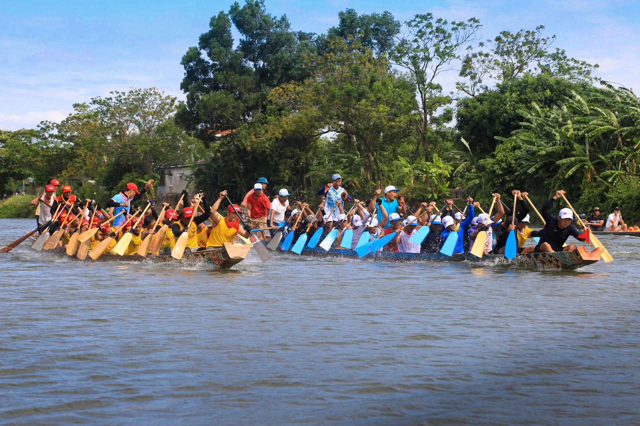 Lễ hội đua, bơi thuyền trên sông Kiến Giang là hoạt động văn hóa đặc sắc, được tổ chức thường niên vào dịp Cách mạng tháng Tám và Quốc khánh 2/9 (Ảnh: Trần Tuyền)