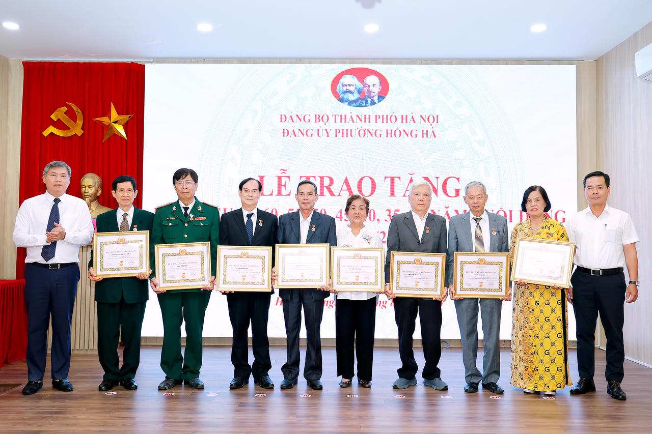  Trao tặng Huy hiệu 65 năm tuổi Đảng cho các Đảng viên. 
