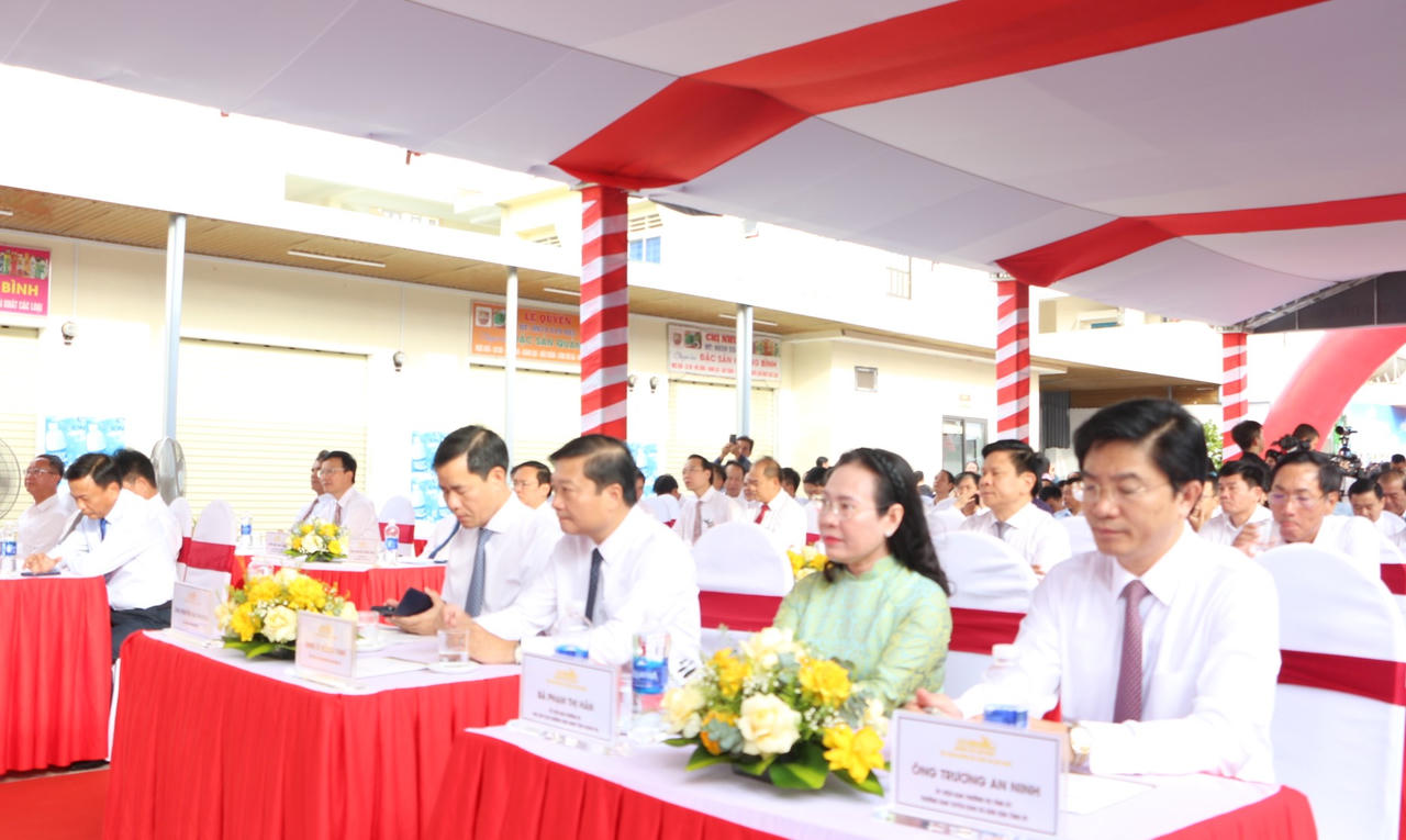 Đoàn tàu du lịch nối hai vùng di sản thế giới Phong Nha - Cố đô Huế chính thức khởi hành