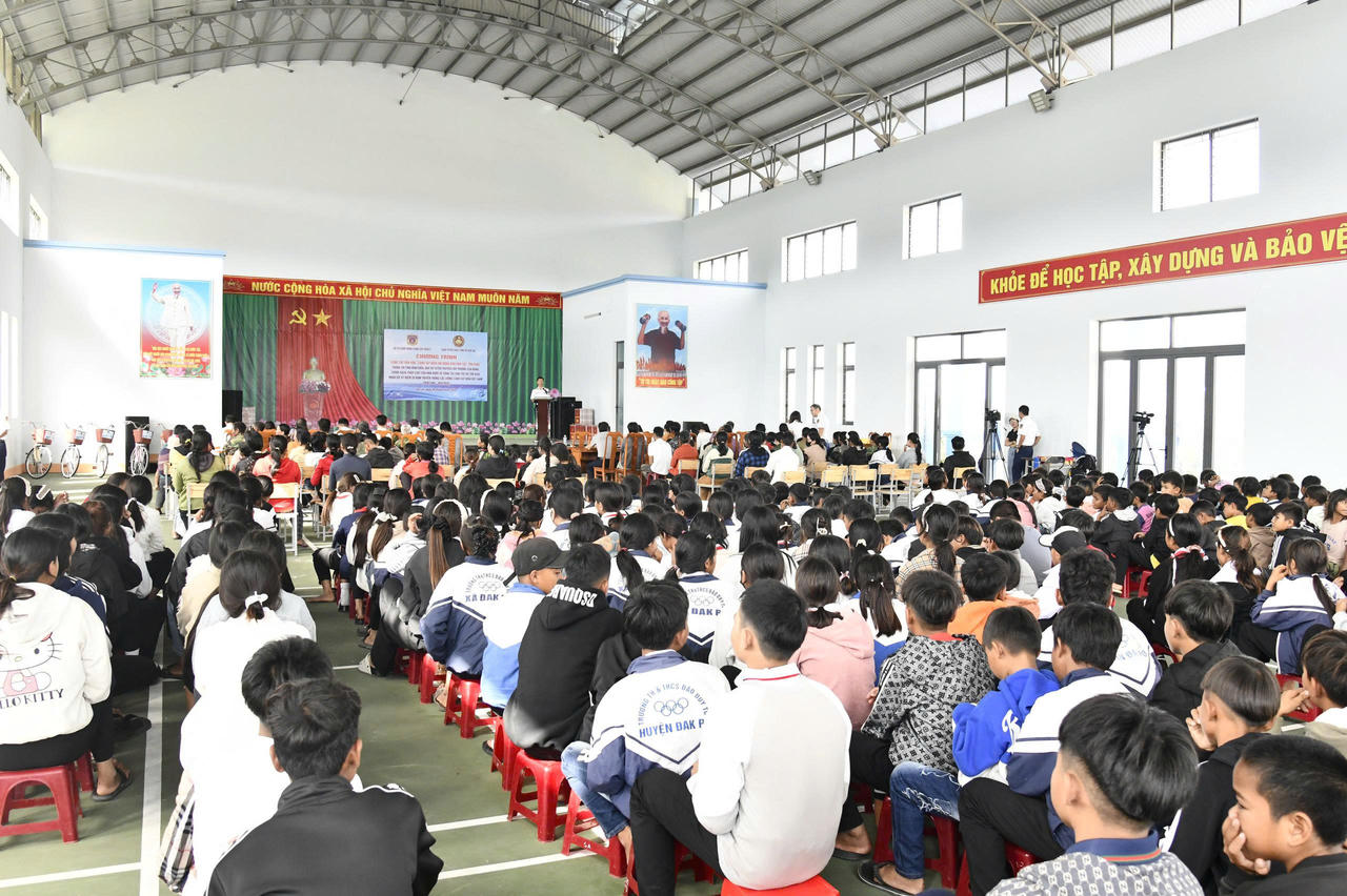 Những hoạt động thiết thực của Bộ Tư lệnh Vùng Cảnh sát biển 2 góp phần chia sẻ khó khăn, chăm lo đời sống vật chất, tinh thần cho đồng bào; đồng thời thắt chặt tình đoàn kết quân - dân.