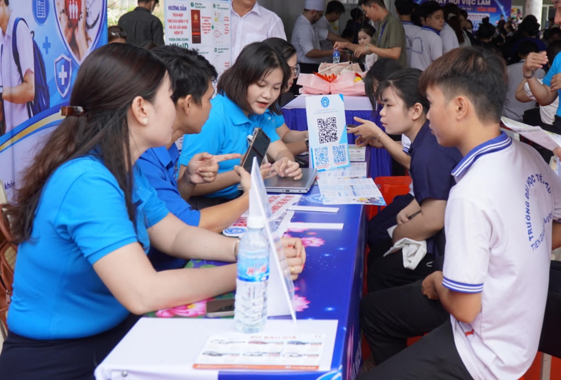 BHXH Đồng Tháp tư vấn chính sách BHYT HSSV tại Ngày hội việc làm