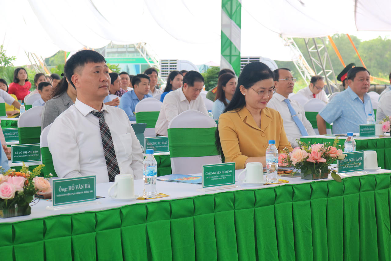 Các đại biểu tham dự lễ khởi công. Ảnh: Tiến Dũng