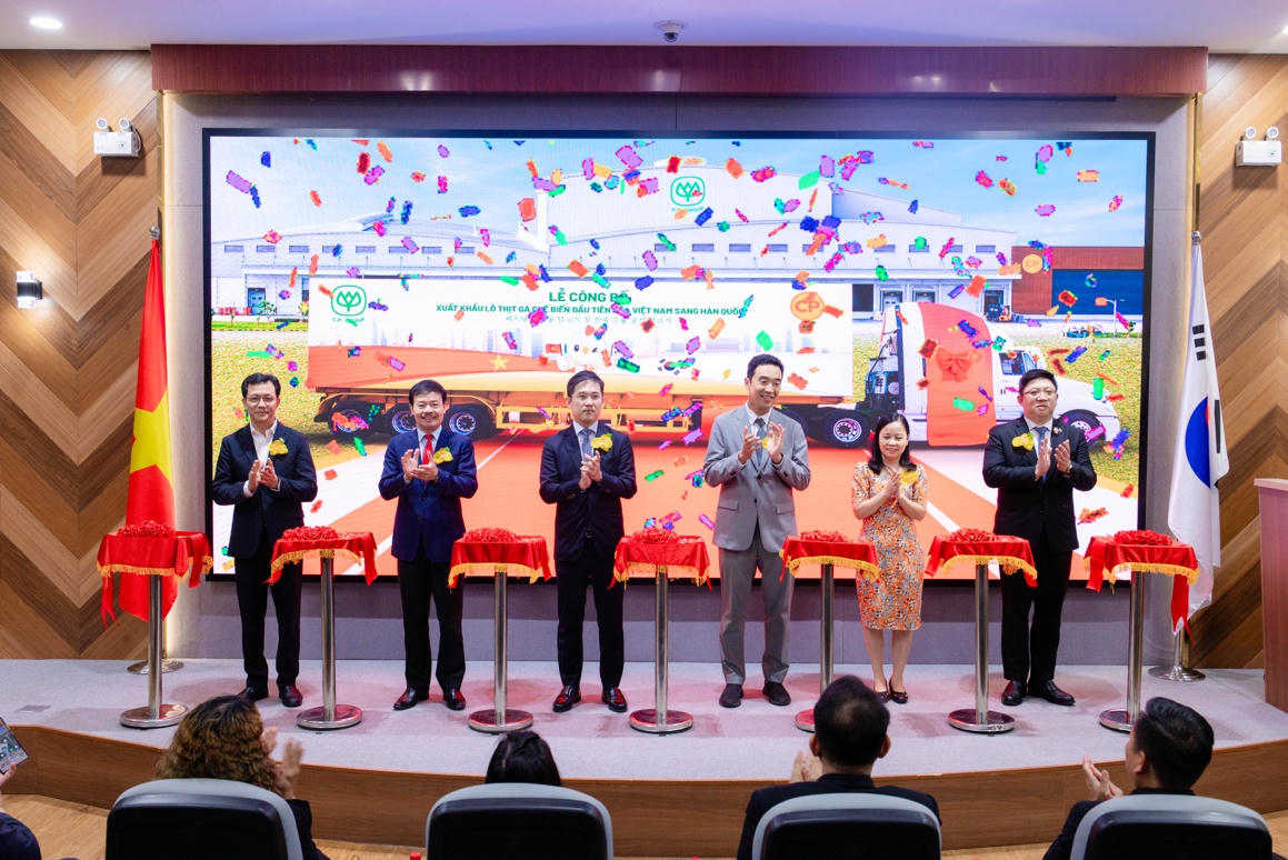 Lãnh đạo C.P. Việt Nam, đại diện Bộ Nông nghiệp và Môi trường, Đại sứ quán Hàn Quốc tại Việt Nam, Hội Chăn nuôi Việt Nam tham gia nghi thức công bố xuất khẩu lô thịt gà chế biến đầu tiên của Việt Nam sang thị trường Hàn Quốc. Ảnh: C.P. Việt Nam
