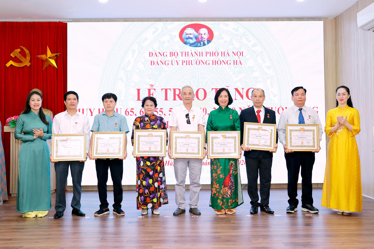  Trao tặng Huy hiệu 40 năm tuổi Đảng cho các Đảng viên.