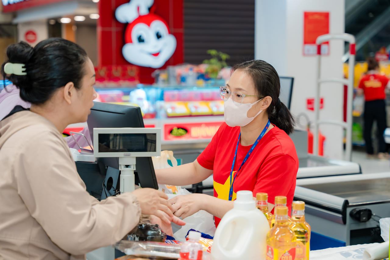 Khách hàng thành viên diện sắc đỏ, mua sắm với hóa đơn bất kỳ có cơ hội nhận quà từ chương trình dành cho 30 khách hàng đầu tiên. Ảnh: Saigon Co.op.