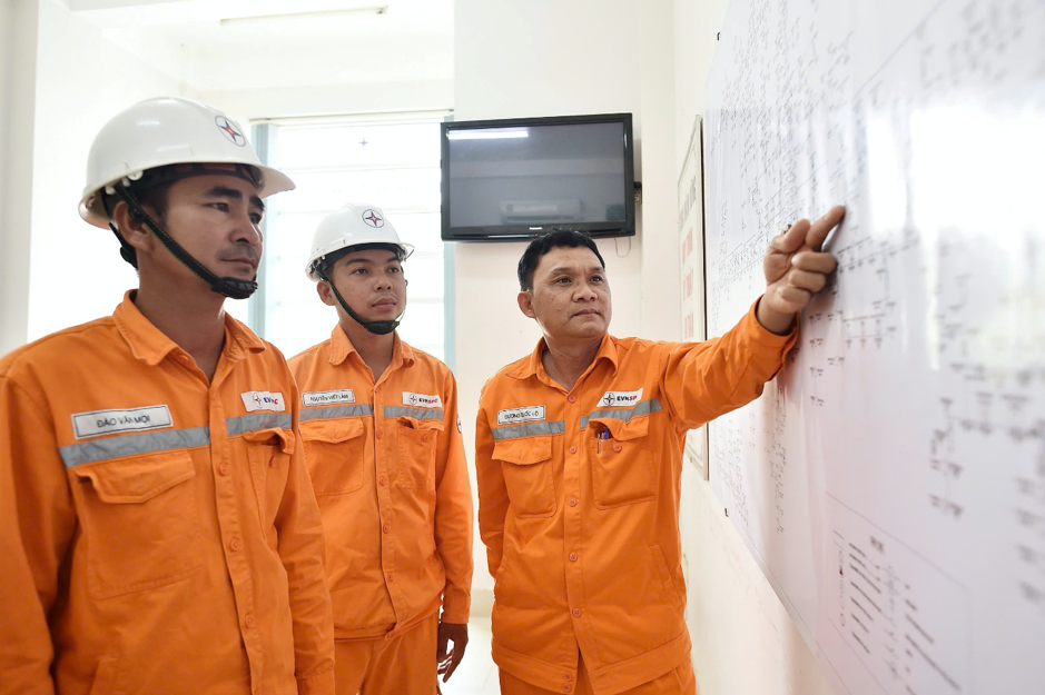 Đội quản lý vận hành Công ty Điện lực An Giang theo dõi phương án đảm bảo điện tại các địa điểm quan trọng trên địa bàn. Ảnh: Thùy Trang