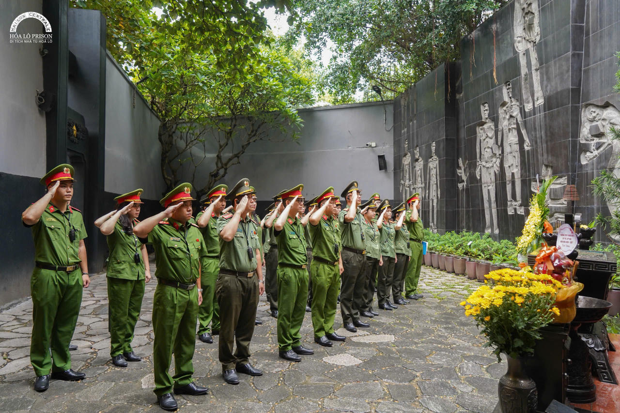 Đoàn cán bộ, chiến sĩ thành kính tưởng niệm các thế hệ chiến sĩ cách mạng đã hy sinh vì độc lập, tự do của dân tộc.