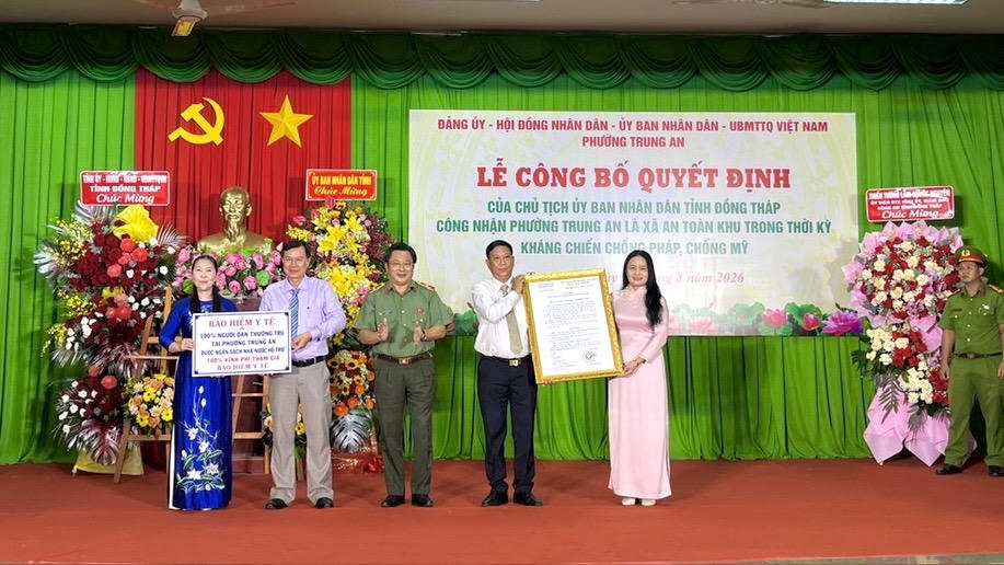 Bà Nguyễn Thị Vinh Quang - Chủ tịch UBND phường Trung An (bìa phải, từ phải sang trái) nhận Quyết định công nhận “An toàn khu” trong thời kỳ kháng chiến chống Pháp và chống Mỹ. Ảnh: Thiện Lê