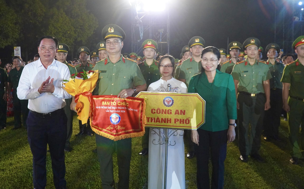 Lãnh đạo Thành uỷ Đồng Nai tặng cờ và hoa cho các đoàn tham gia Đại hội. Ảnh: Tiến Dũng.