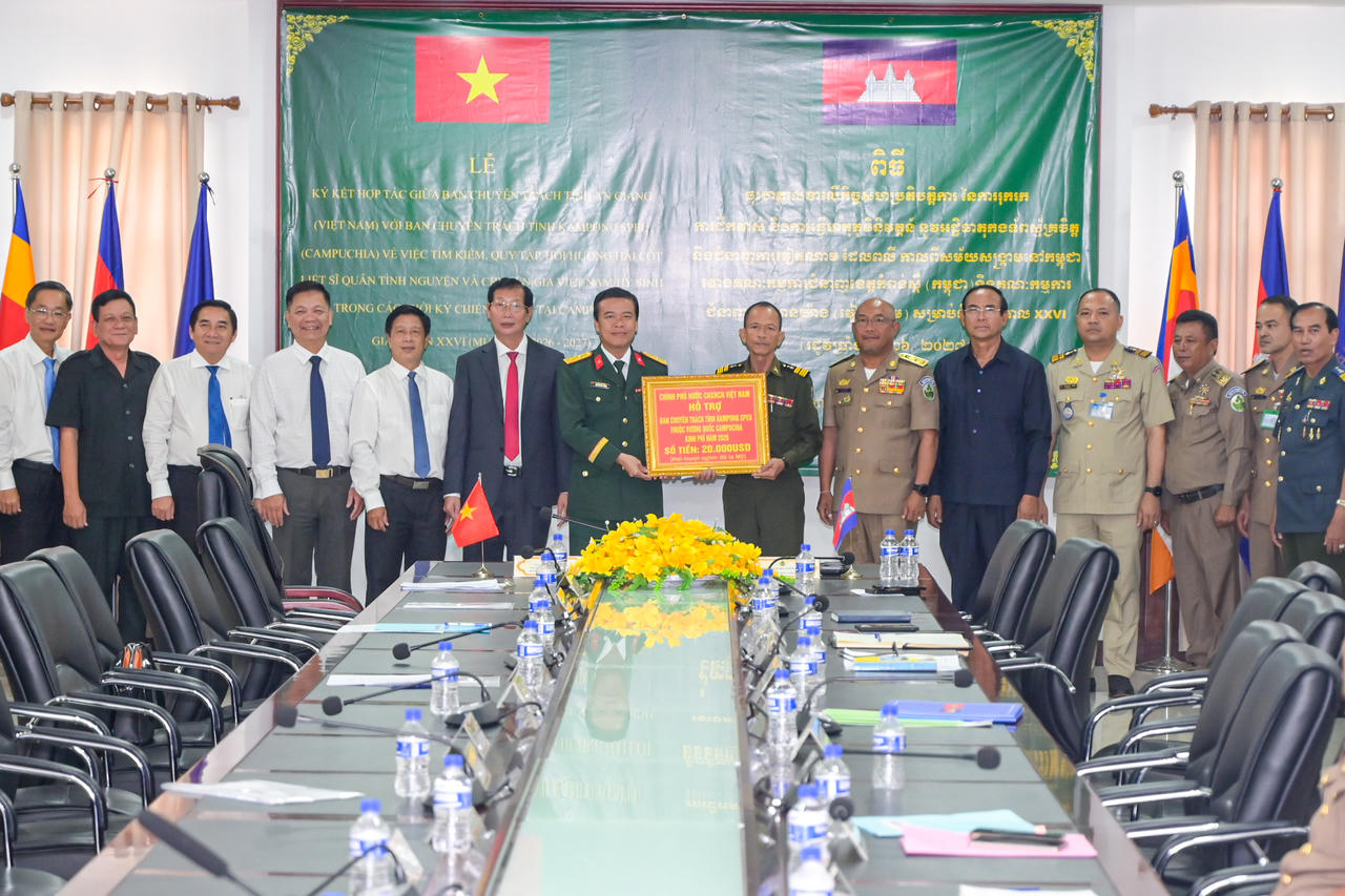 Đại tá Nguyễn Việt Thắng, Chính ủy Bộ CHQS tỉnh, Phó trưởng Ban Chuyên trách tỉnh An Giang, thừa ủy quyền của Ban Chuyên trách Chính phủ Việt Nam, trao kinh phí hỗ trợ Ban Chuyên trách tỉnh Kep trị giá 20.000$ phục vụ công tác phối hợp tìm kiếm, quy tập hài cốt liệt sĩ trong mùa khô 2026-2027. Ảnh: Phương Vũ