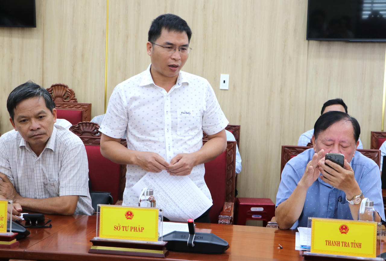 Đại diện lãnh đạo Sở Tư pháp thông tin về các dự án vướng mắc và đưa giải pháp tháo gỡ (ảnh Vân Anh)