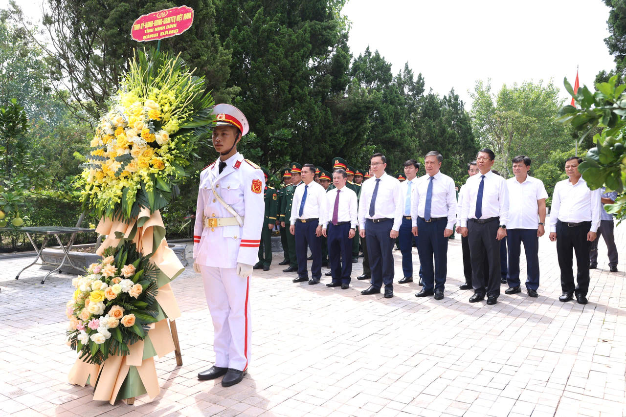 Ninh Bình: Dâng hương kỷ niệm 81 năm Cách mạng tháng 8 thành công và Quốc khánh 2/9