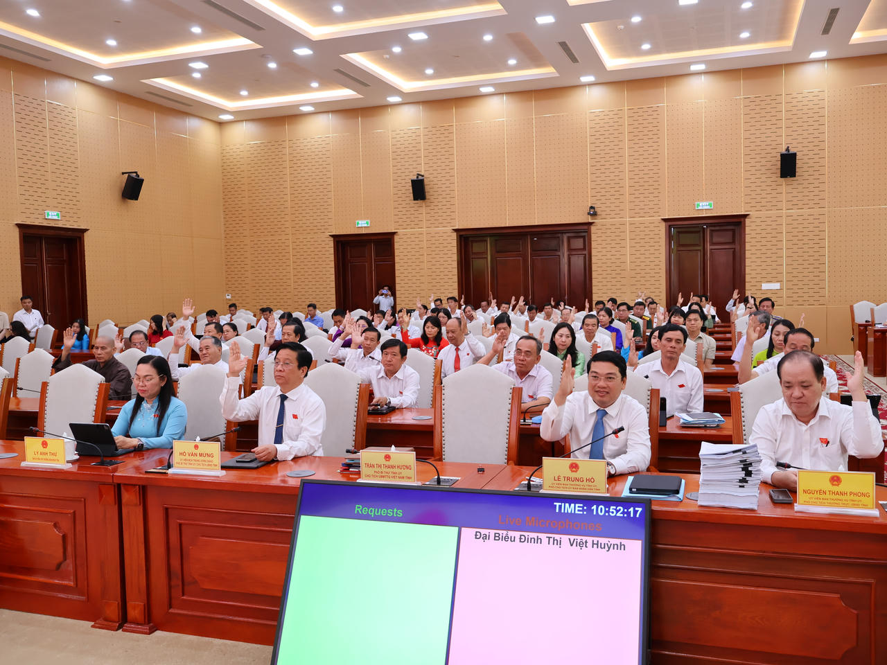 Các đại biểu biểu quyết.