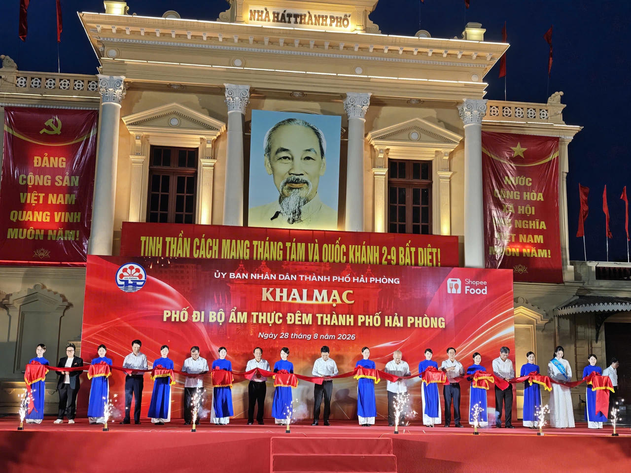 Các đại biểu thực hiện nghi thức cắt băng khai mạc Phố đi bộ, ẩm thực đêm Hải Phòng. (ảnh Thuỳ Linh)