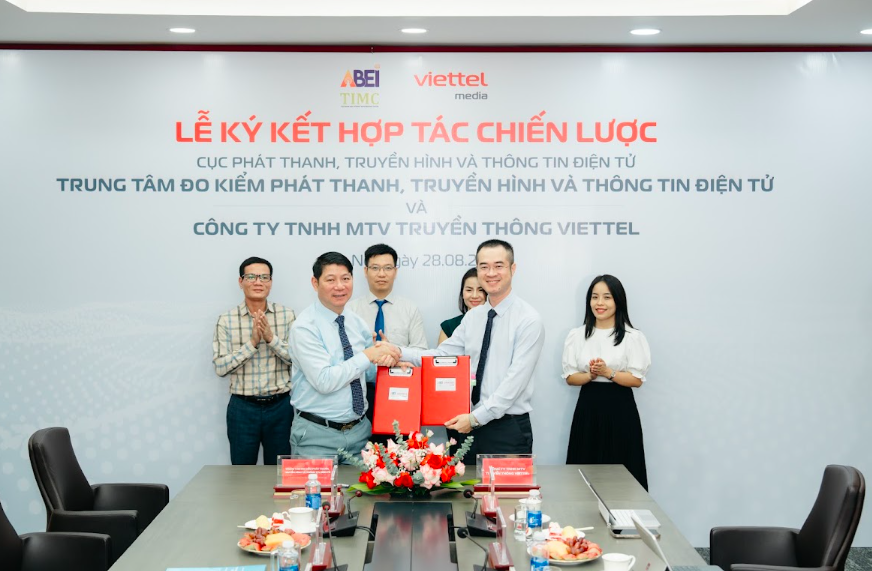 Hai đơn vị trao Văn kiện ký kết trước sự chứng kiến của ông Nguyễn Chấn - Phó Cục trưởng Cục Phát thanh truyền hình và thông tin điện tử. 